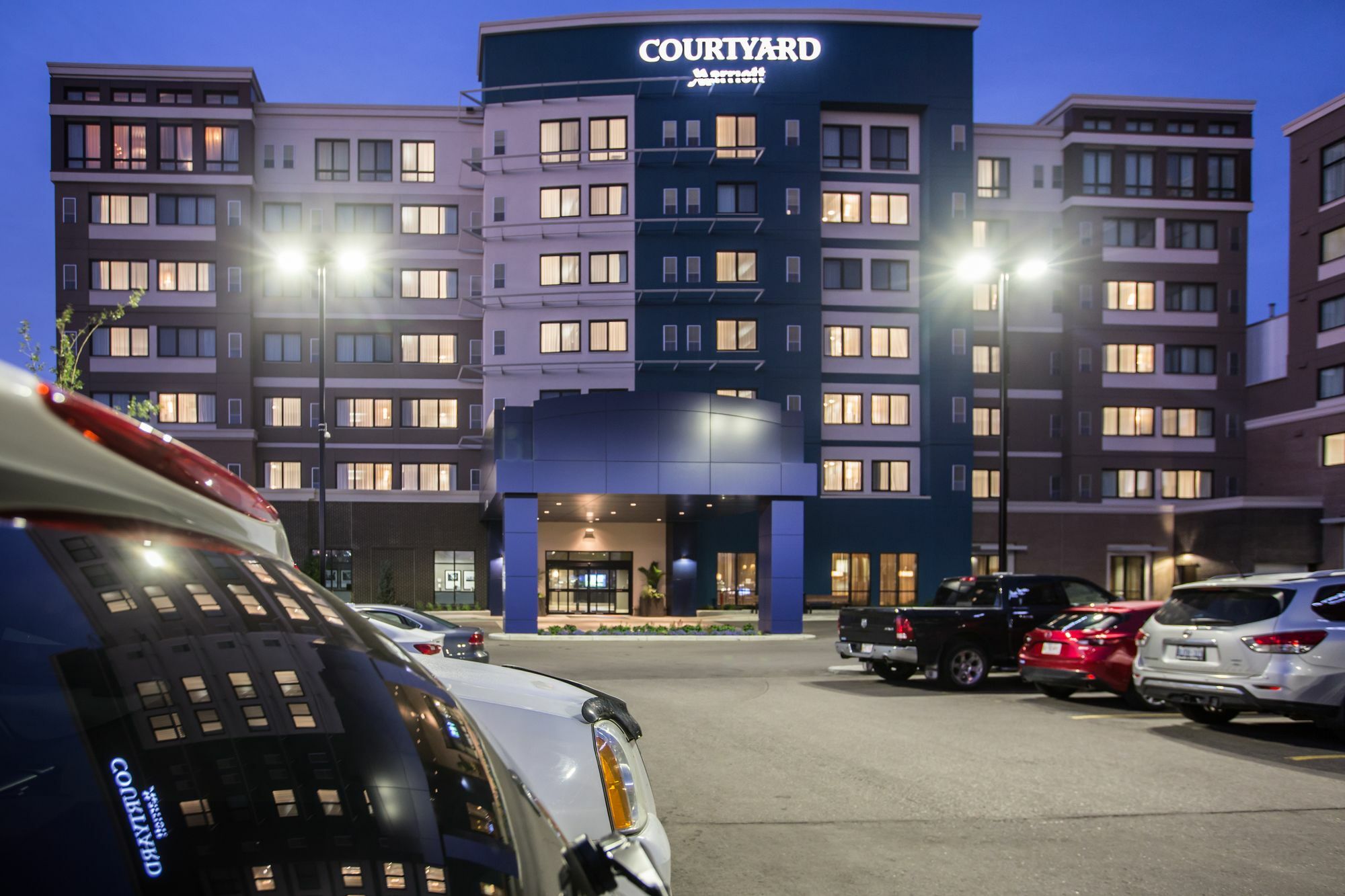 Courtyard By Marriott Calgary South Hotel Exterior photo